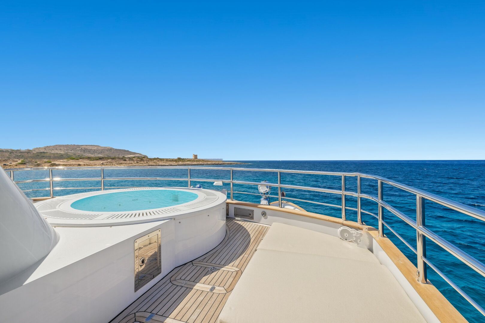 Alaia yacht jauzzi