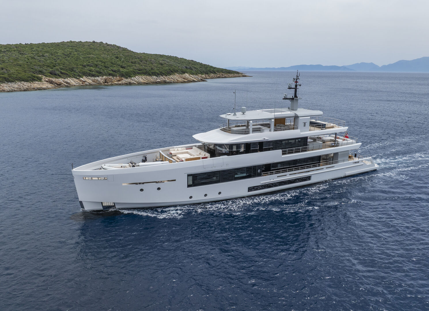 Tremenda yacht cruising