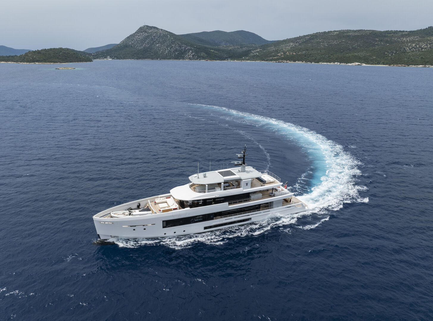 Tremenda yacht cruising