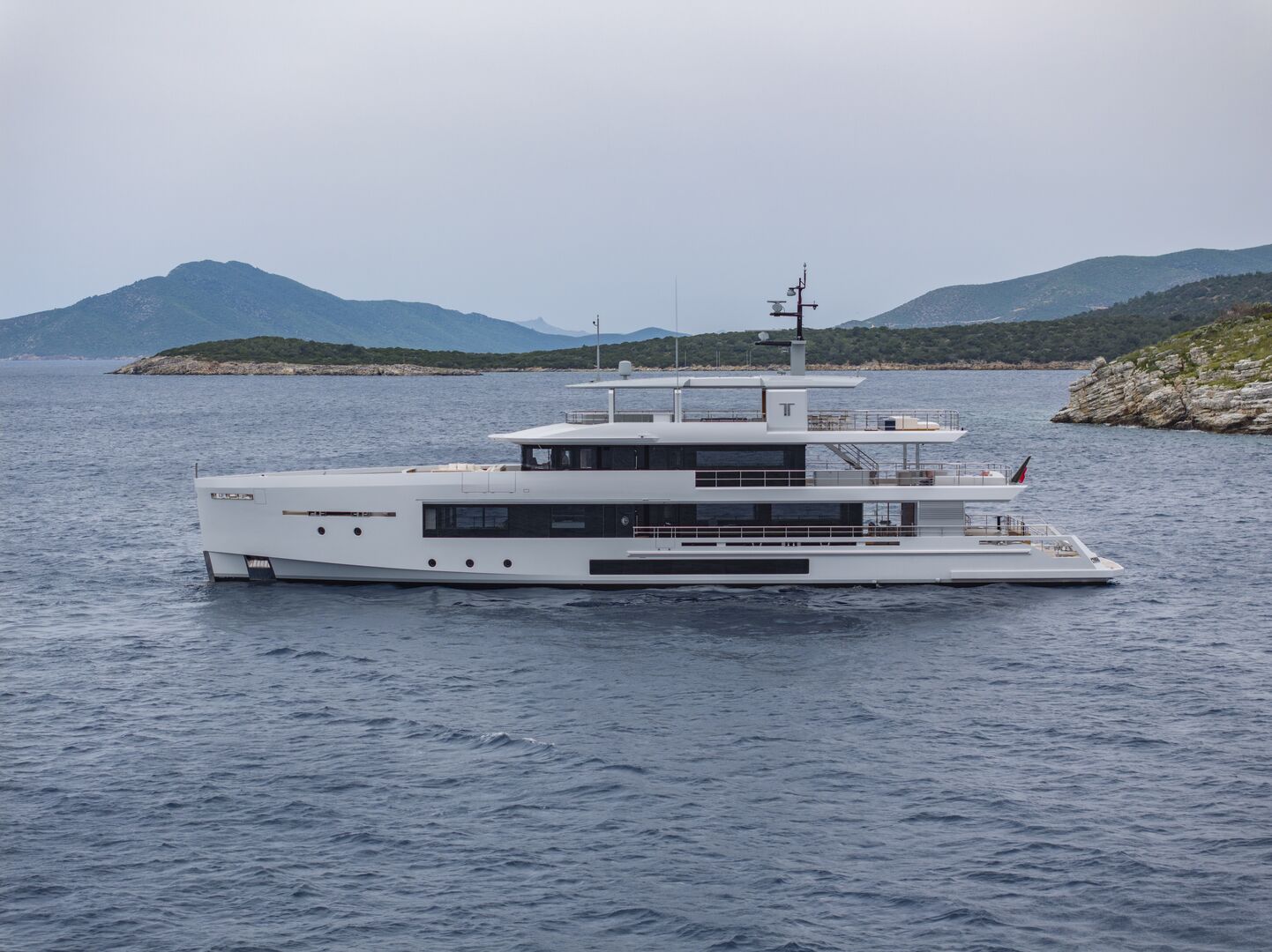 Tremenda yacht cruising
