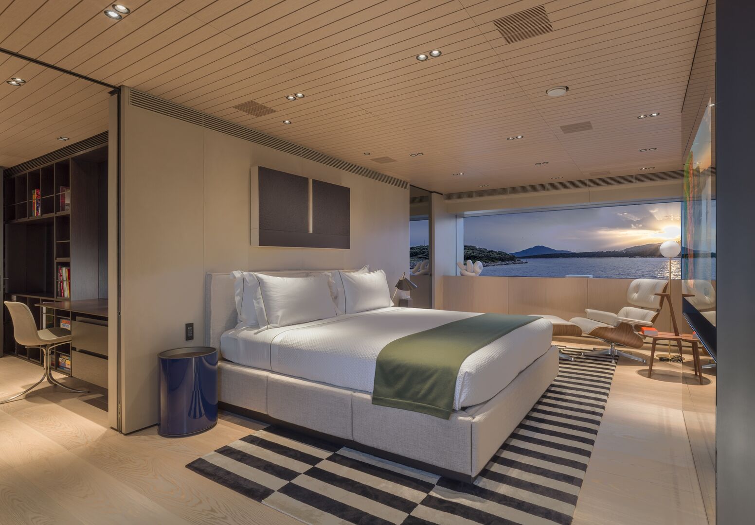 Tremenda yacht owner's stateroom