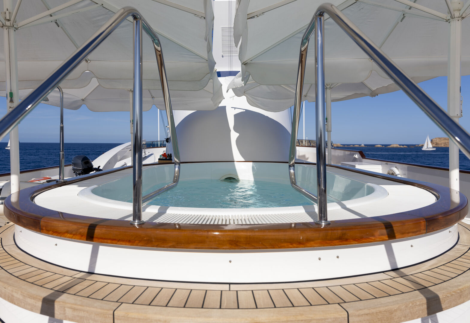 Lady Beatrice yacht jacuzzi  