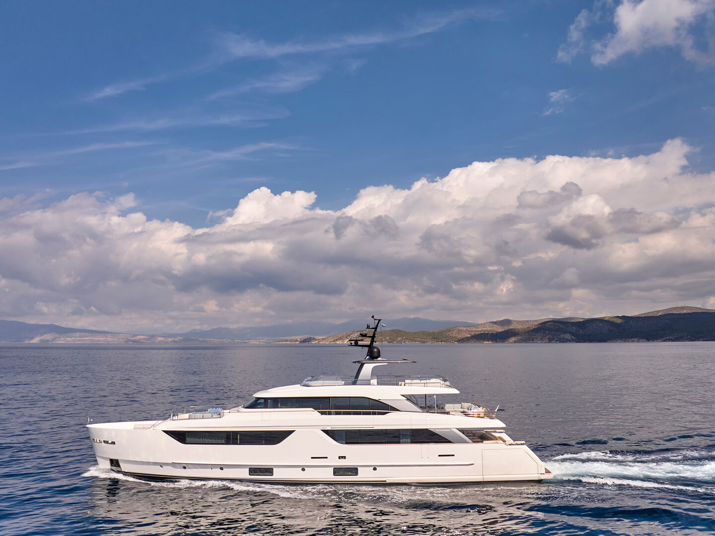 K2 yacht cruising