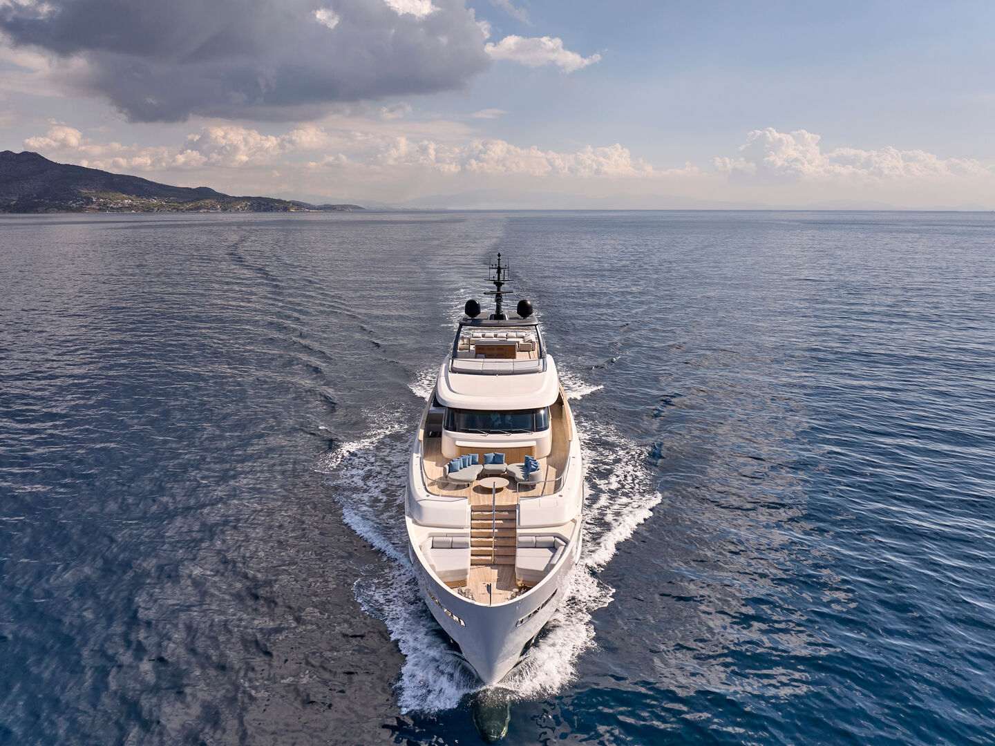 K2 yacht cruising
