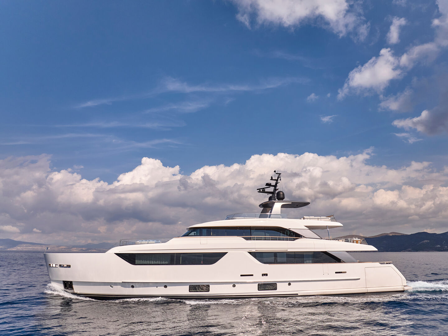 K2 yacht cruising