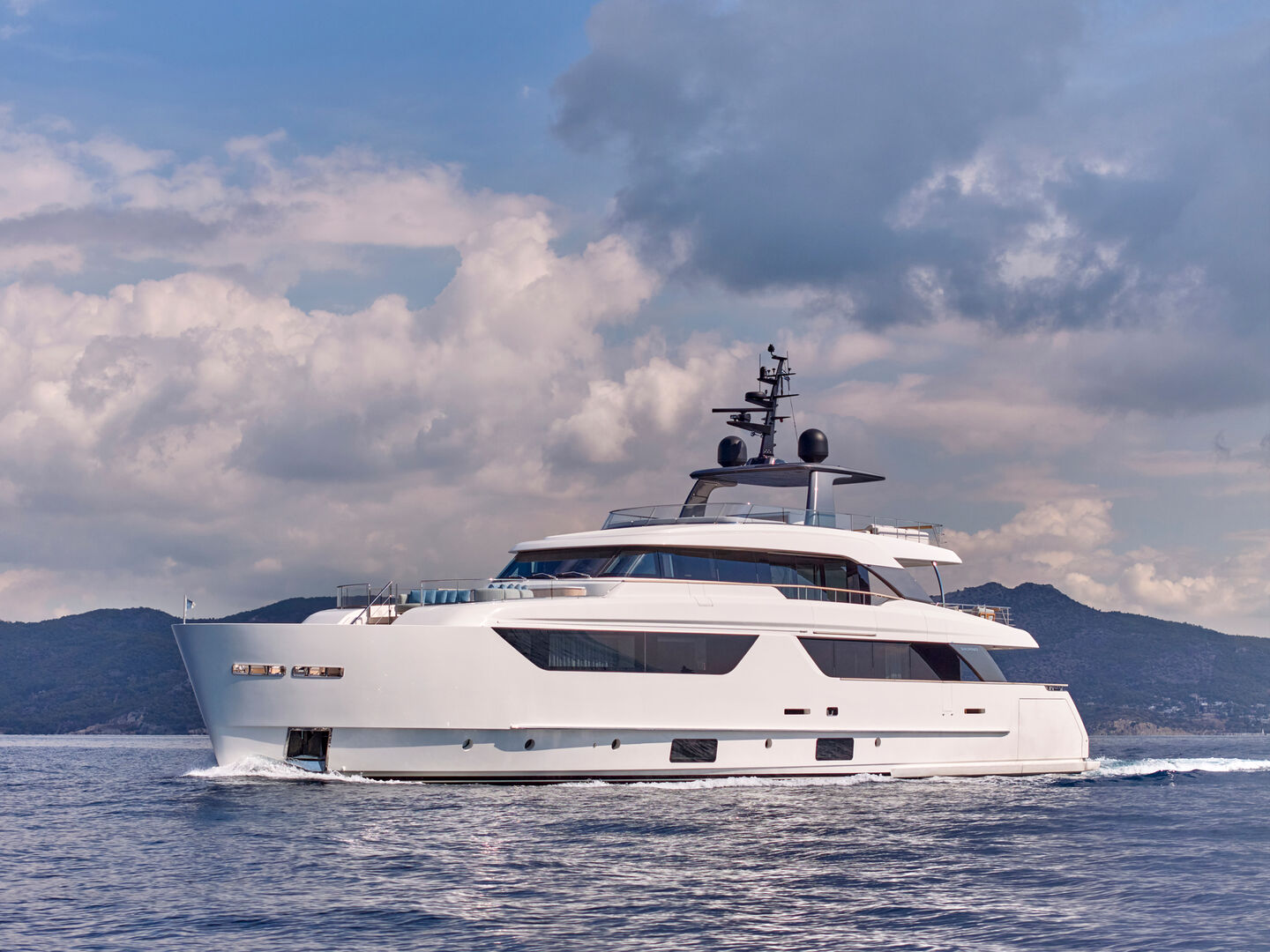 K2 yacht cruising