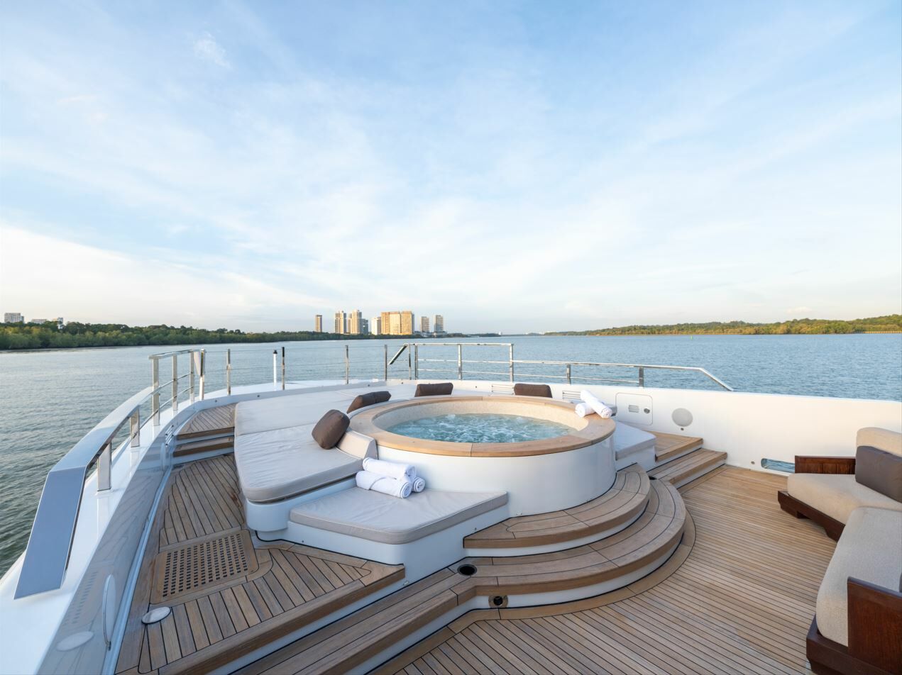 Annabella yacht jacuzzi