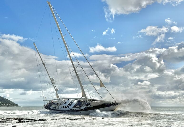 34m Alloy explorer yacht Akiko in Raja Ampat Islands