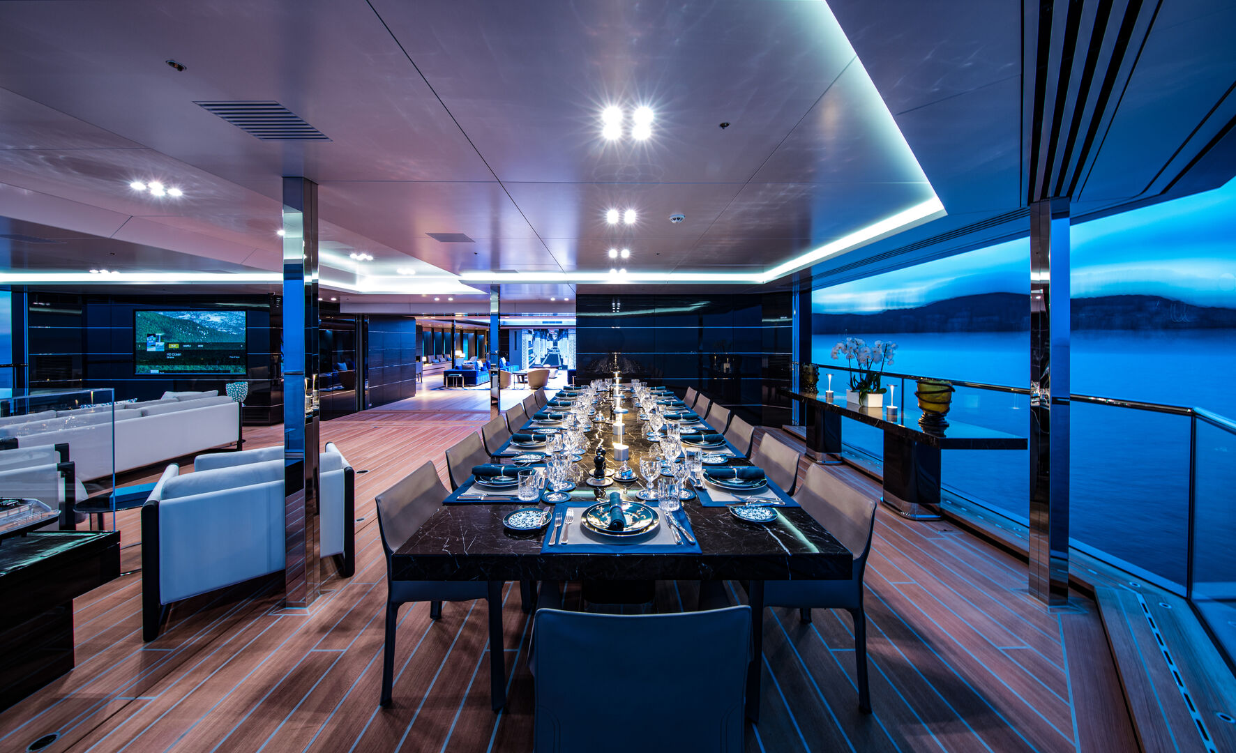 Bold yacht dining