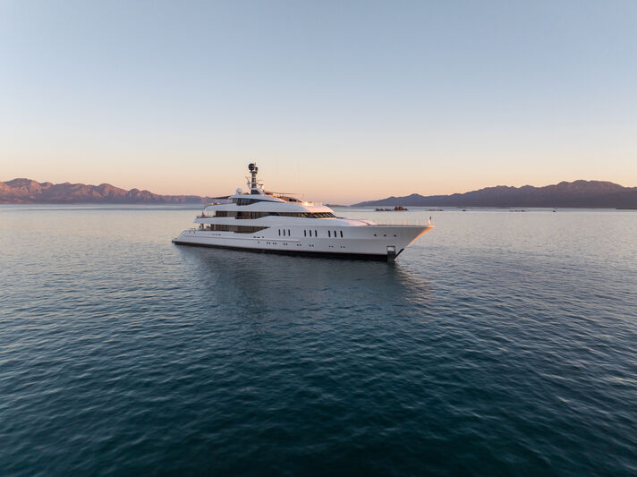 27m Sanlorenzo SX88 motor yacht Hard 8 sold