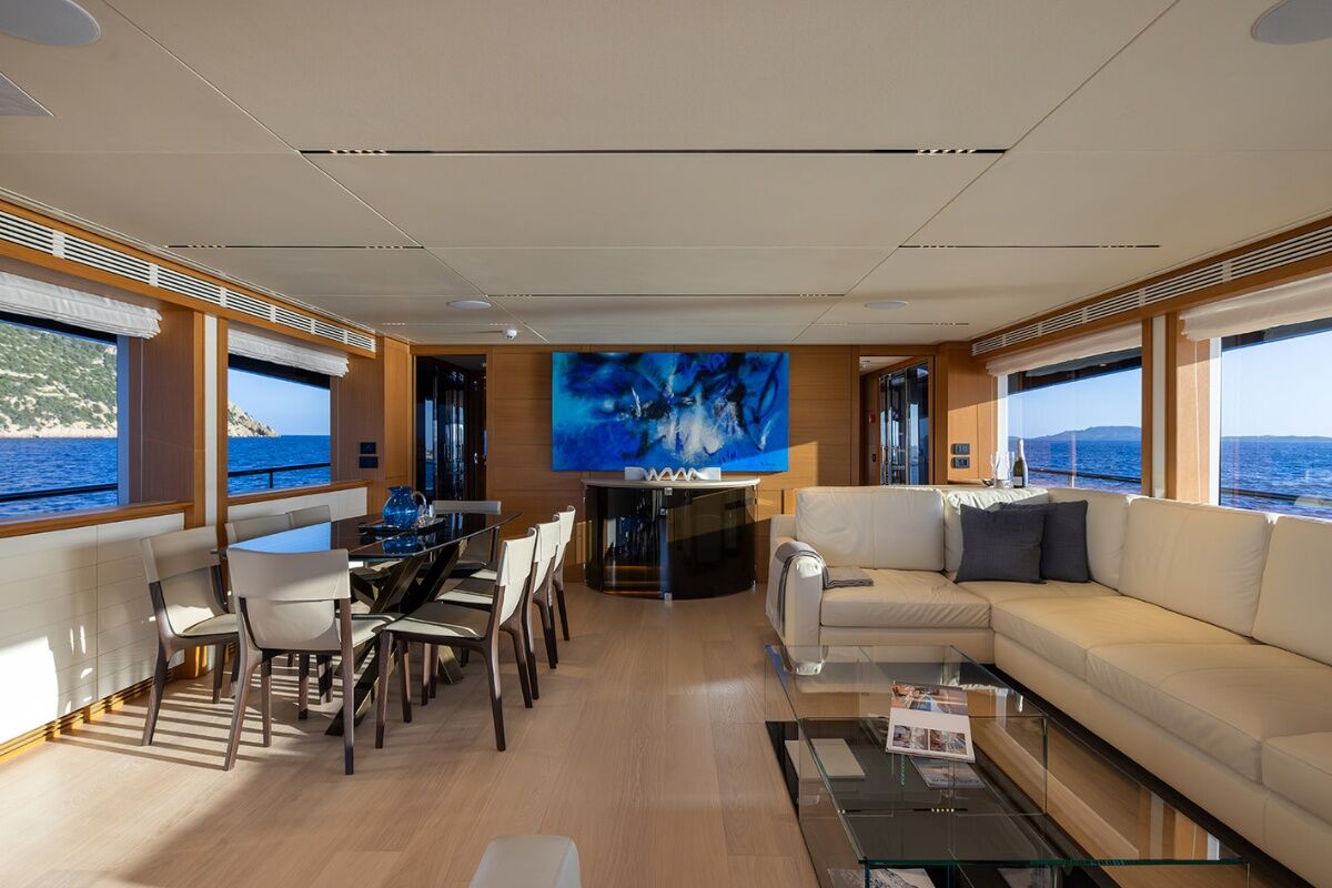 Mai Dire Mai yacht saloon