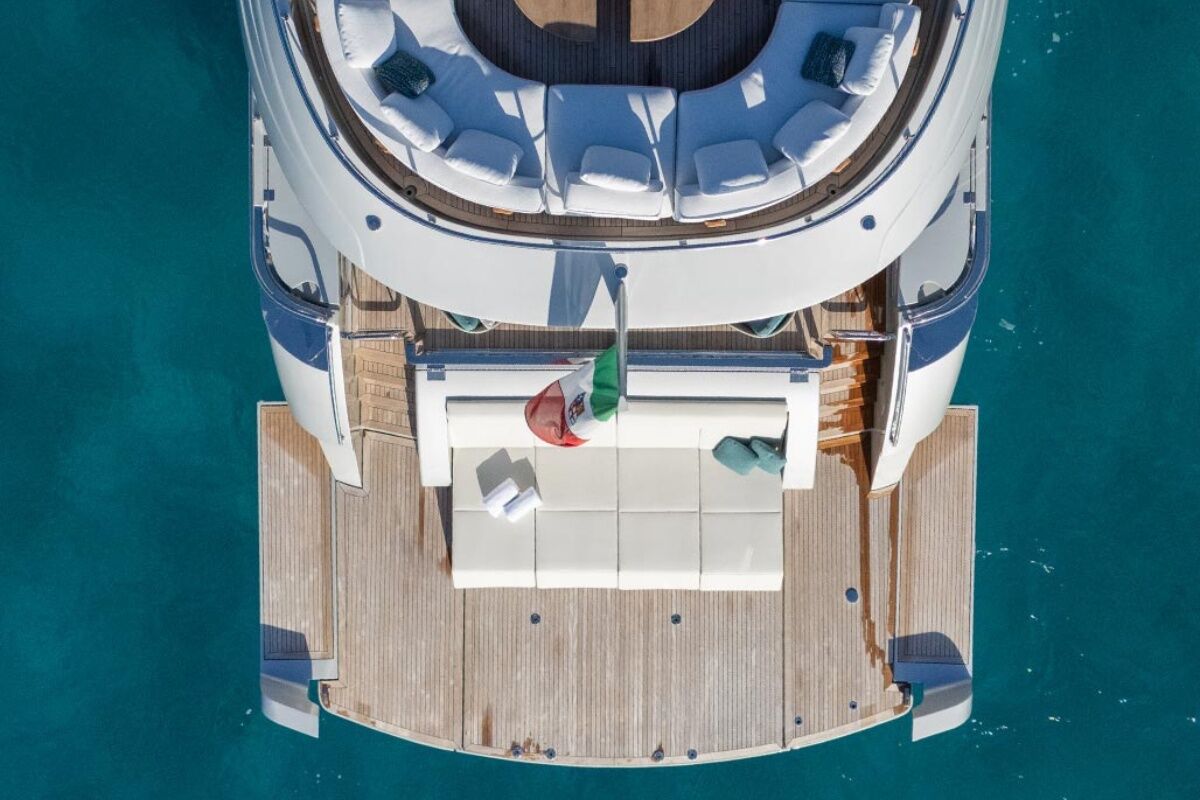 Mai Dire Mai yacht stern