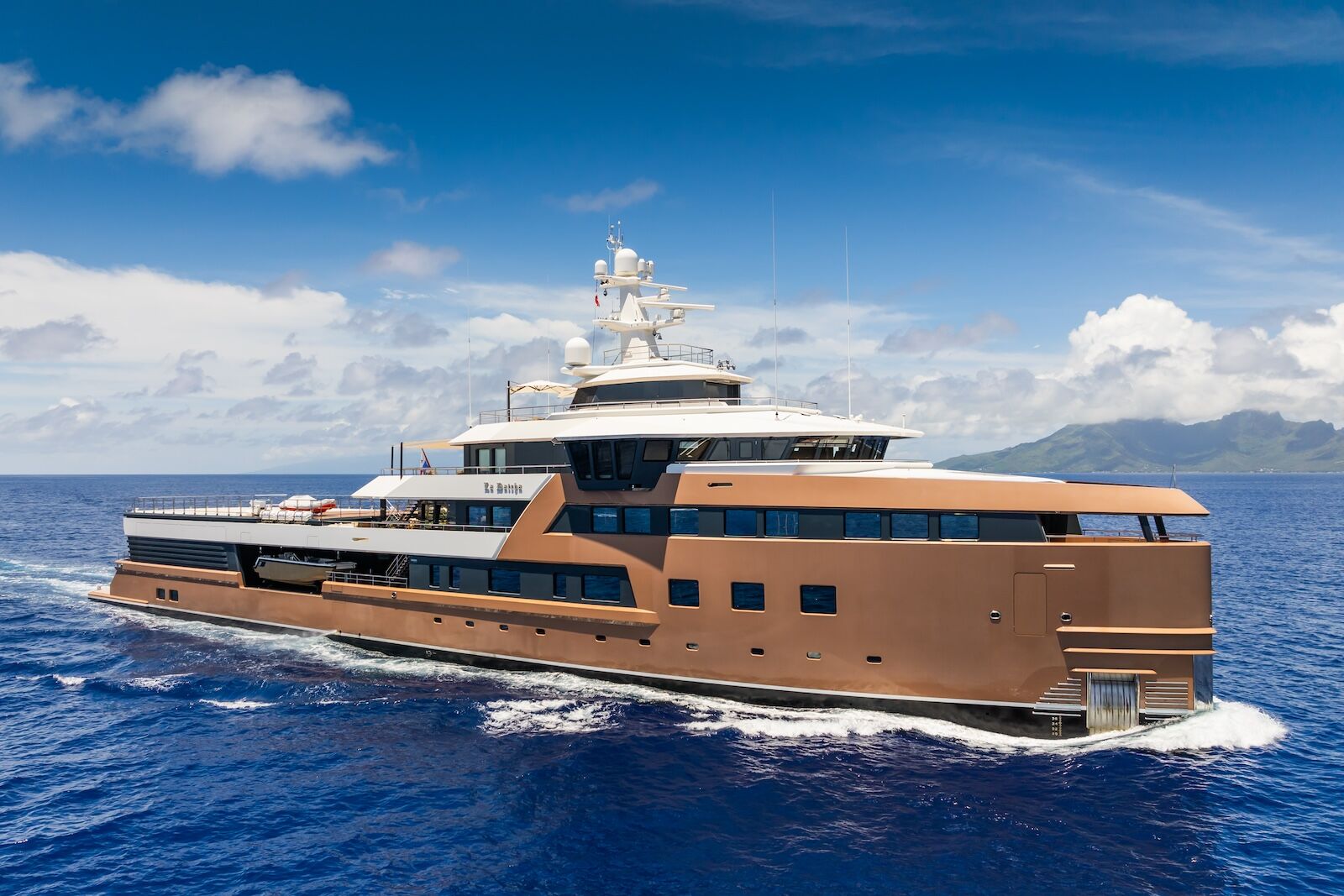 La Datcha yacht cruising