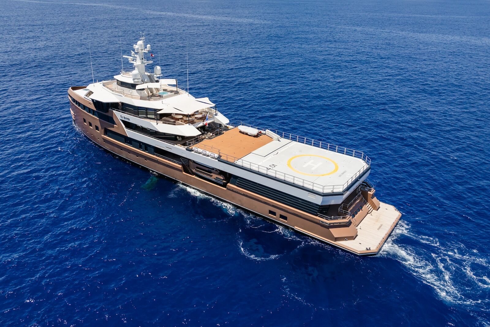 La Datcha yacht cruising