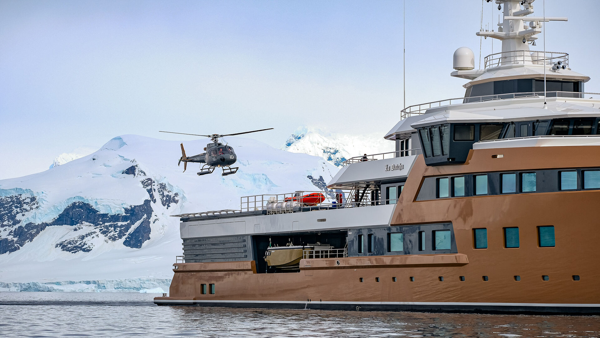 La Datcha yacht with helicopter