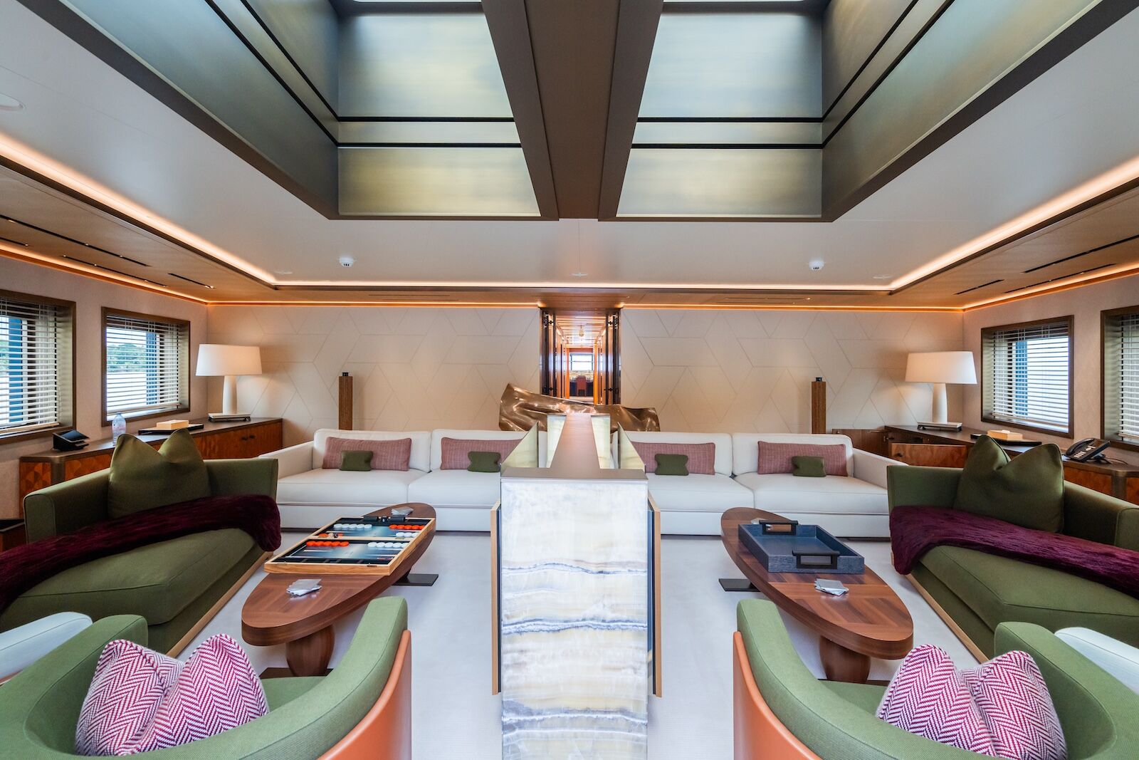 La Datcha yacht saloon
