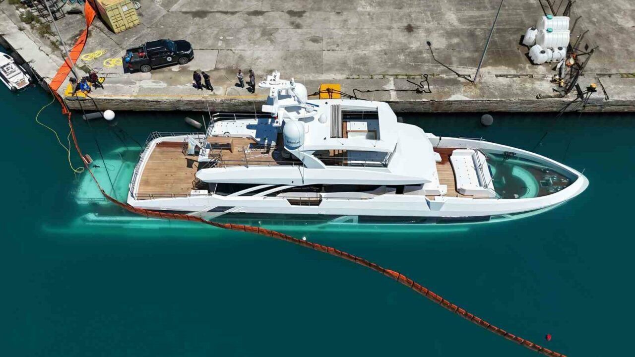 40m Bering Yacht Familia Submerges in Sinop, Turkey