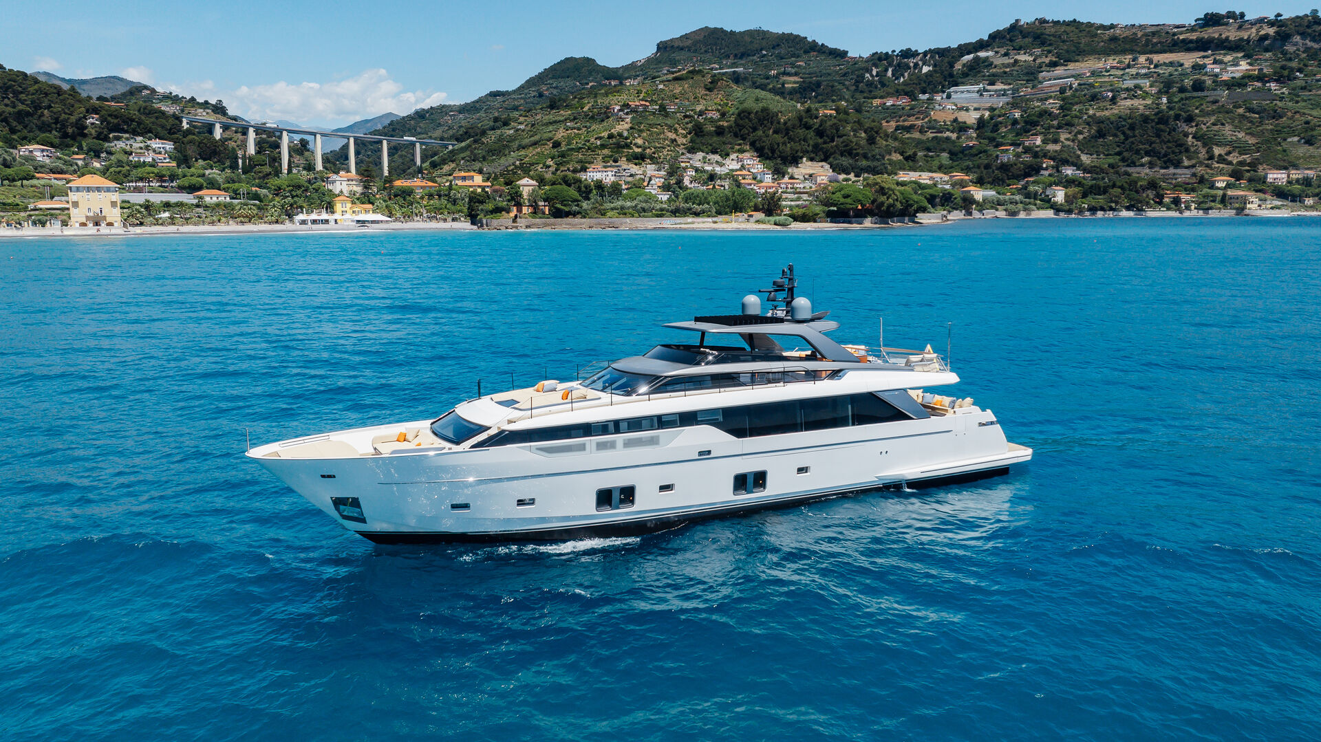 カルメン('83スペイン) Onboard the 32m Sanlorenzo motor yacht Our Aleph