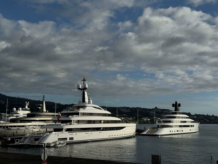 Thumbnail for /yacht-news/feadship-and-lurssen-yachts-in-tahiti