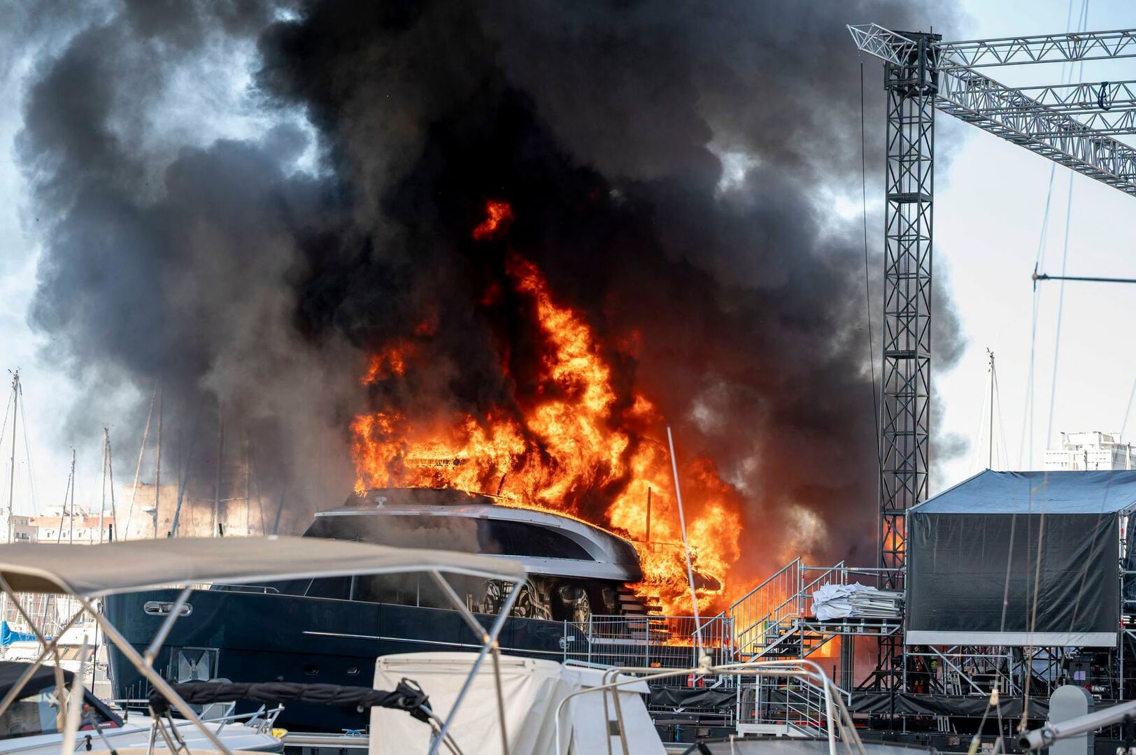 25m Azimut motor yacht Forty Two sinks following fire in Marseille, France