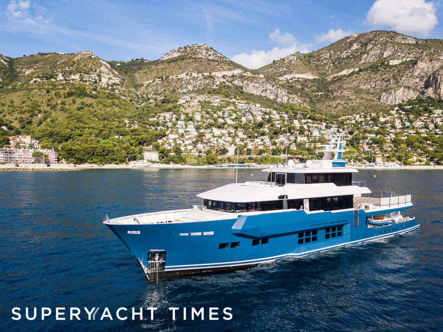 Motor yacht Cklass Nautique at anchor