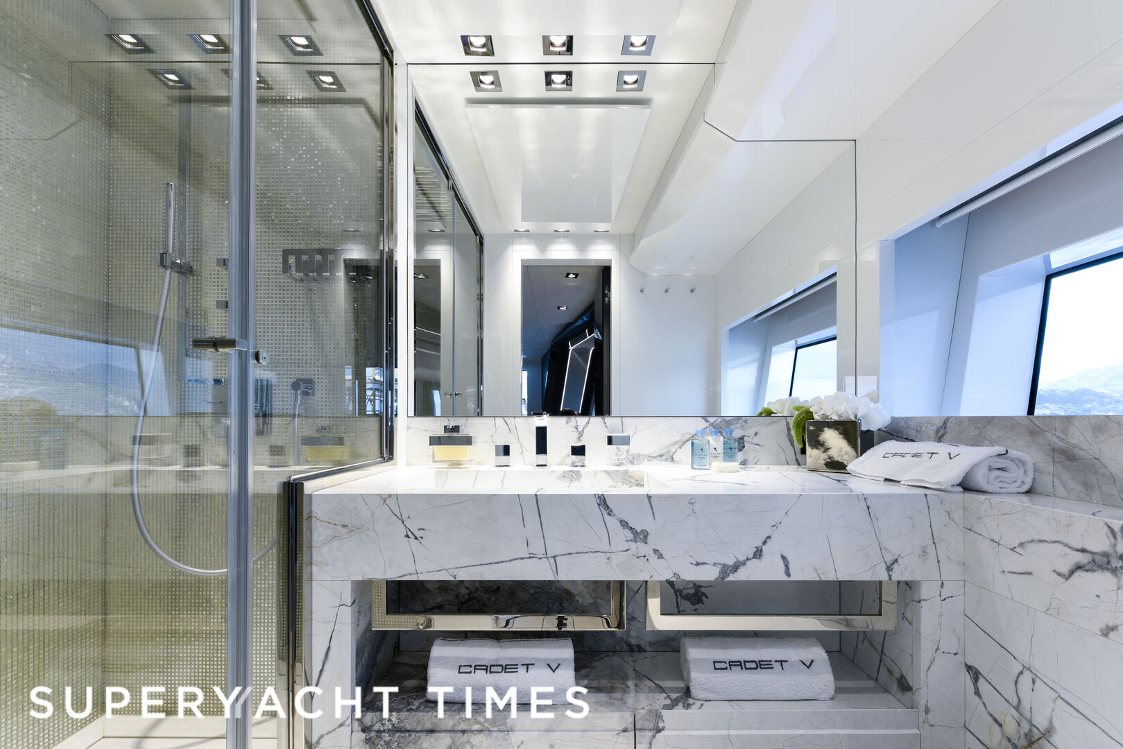 Cadet V Illumen 28m motor yacht bathroom