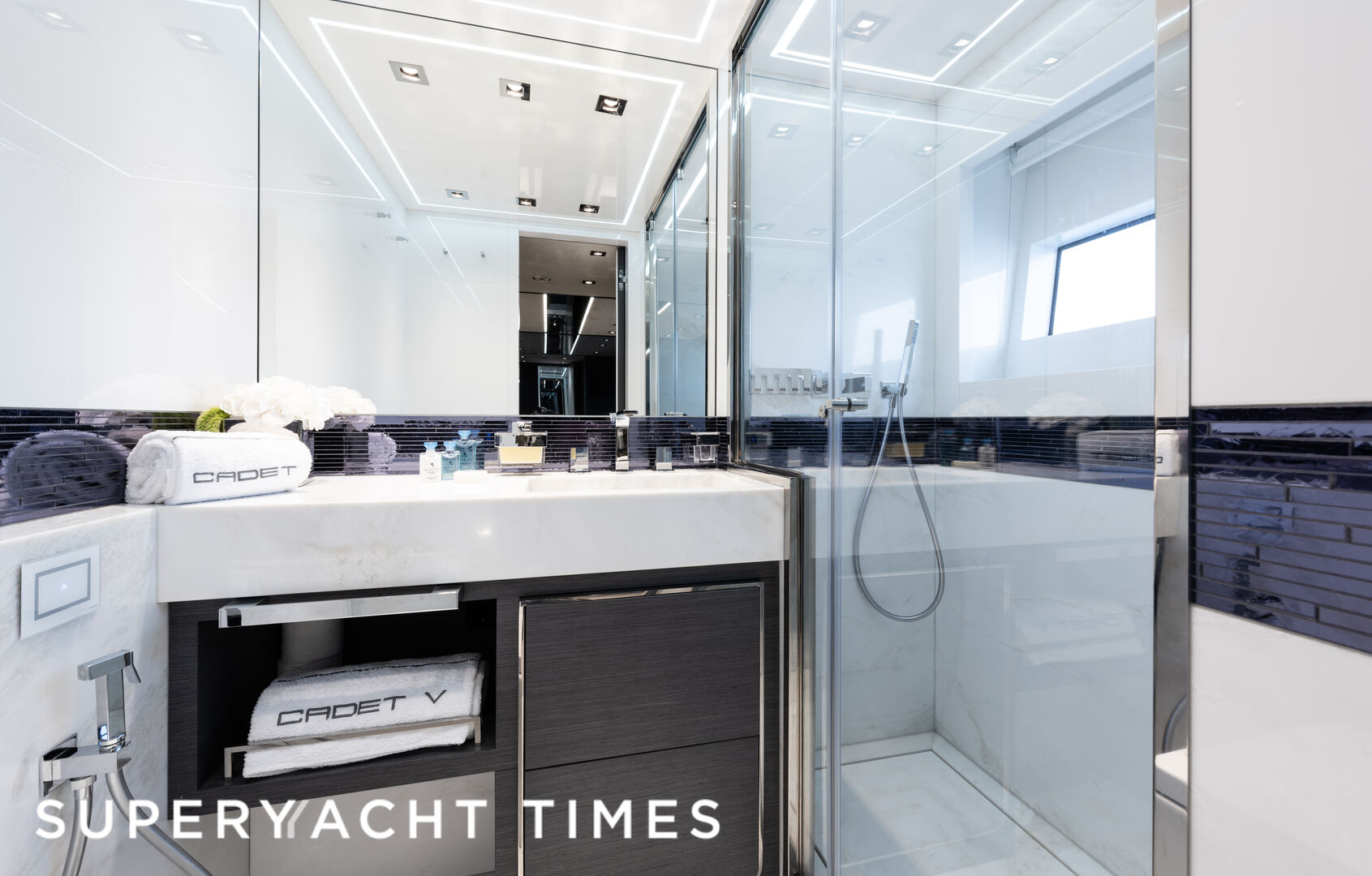 Cadet V Illumen 28m motor yacht bathroom
