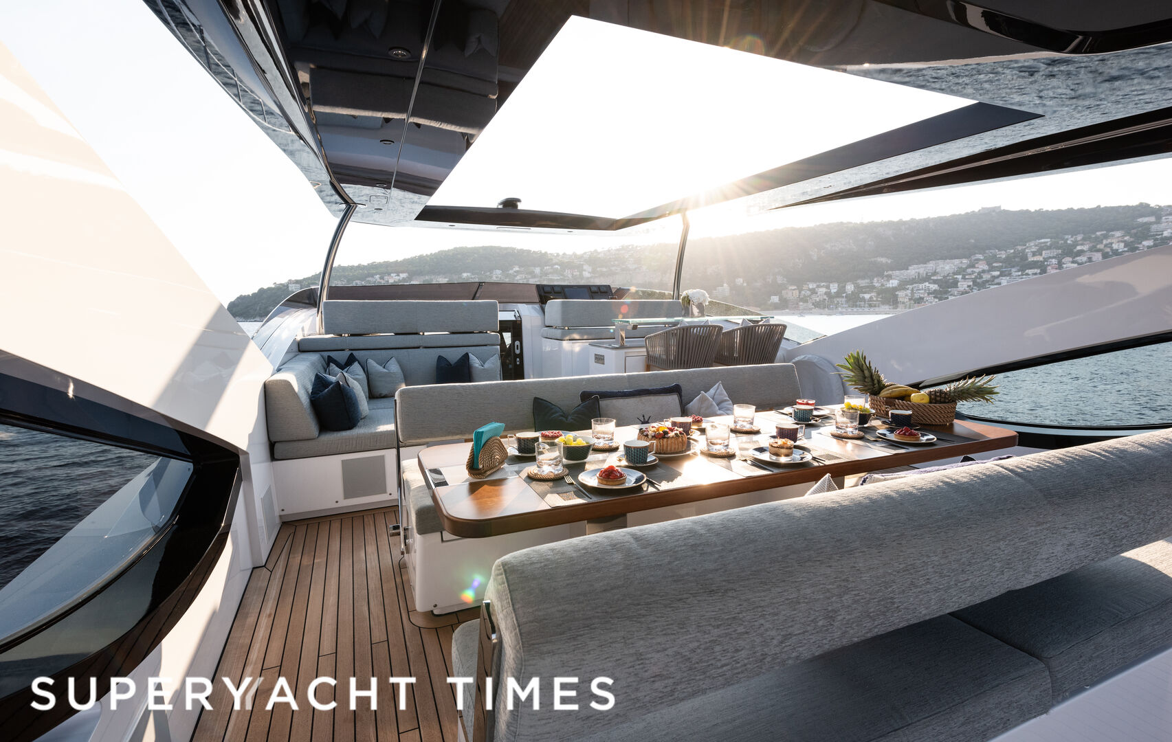 Cadet V Illumen 28m motor yacht deck