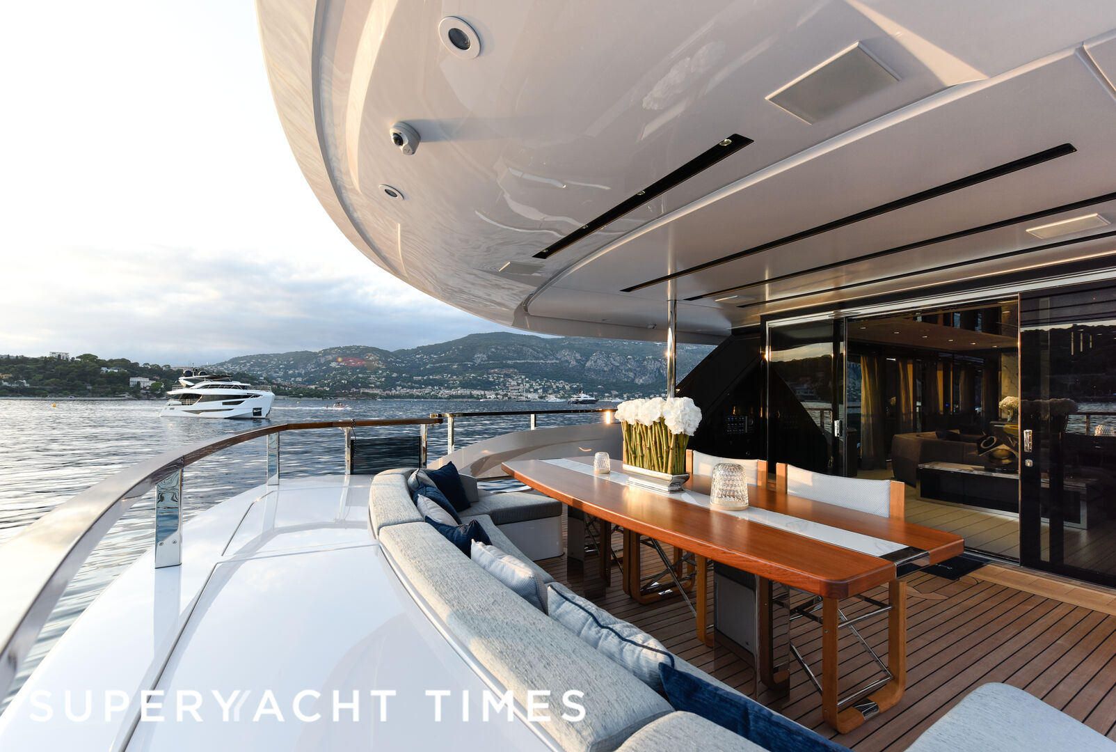 Cadet V Illumen 28m motor yacht deck