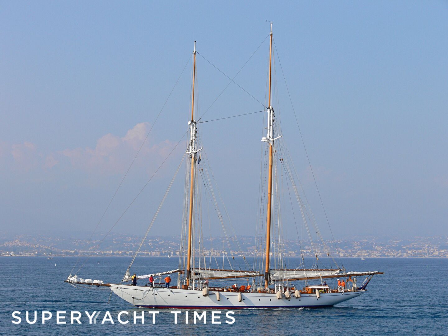 Puritan yacht arriving in Antibes 