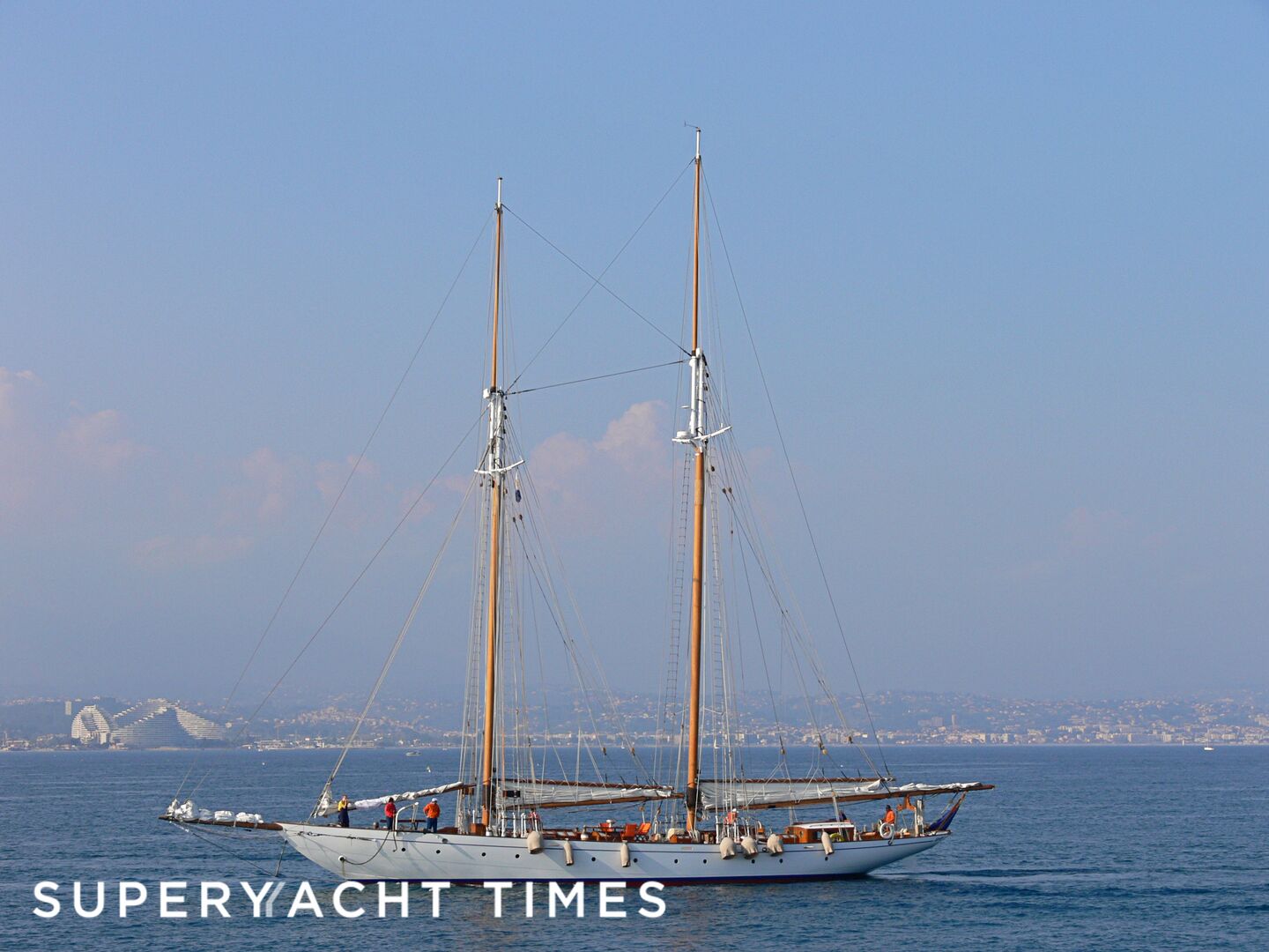 Puritan yacht arriving in Antibes 