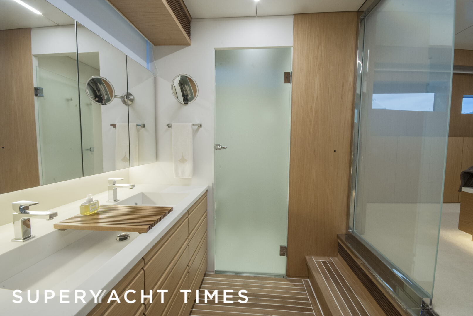 Ragnar yacht owner's bathroom