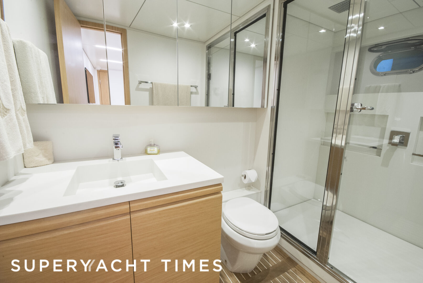 Ragnar yacht guests's bathroom
