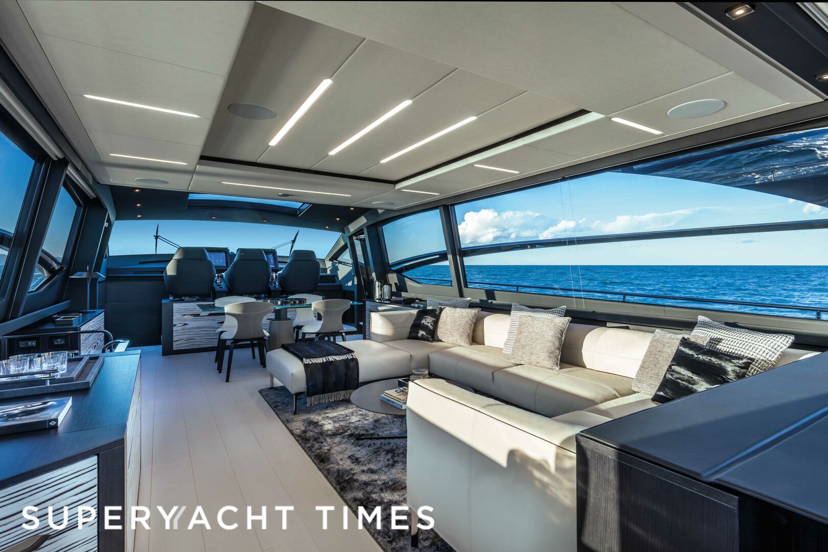 Pershing 8X yacht saloon 