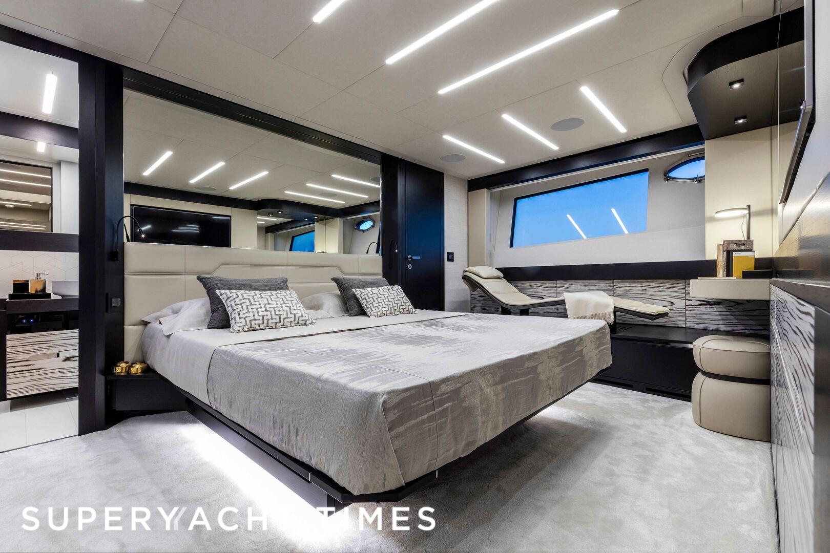 Pershing 8X yacht owner's cabin