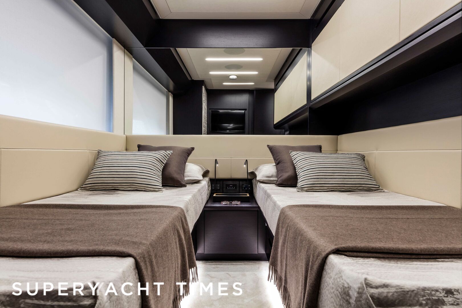 Pershing 8X yacht twins cabin