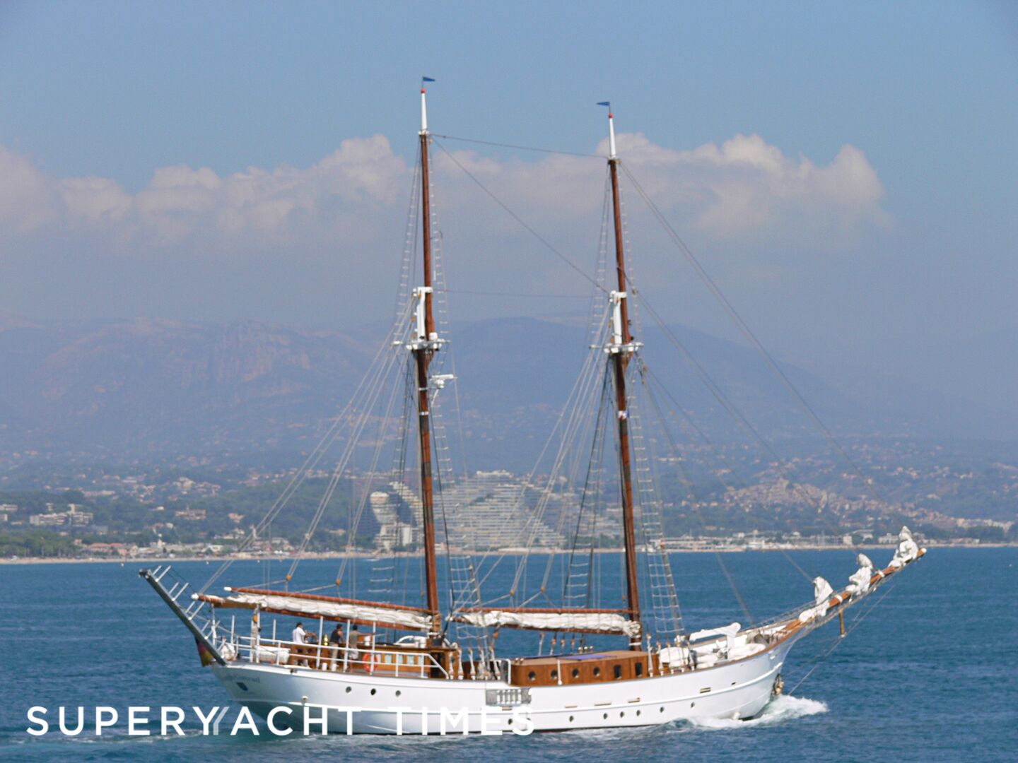 Joseph Conrad yacht leaving Antibes 