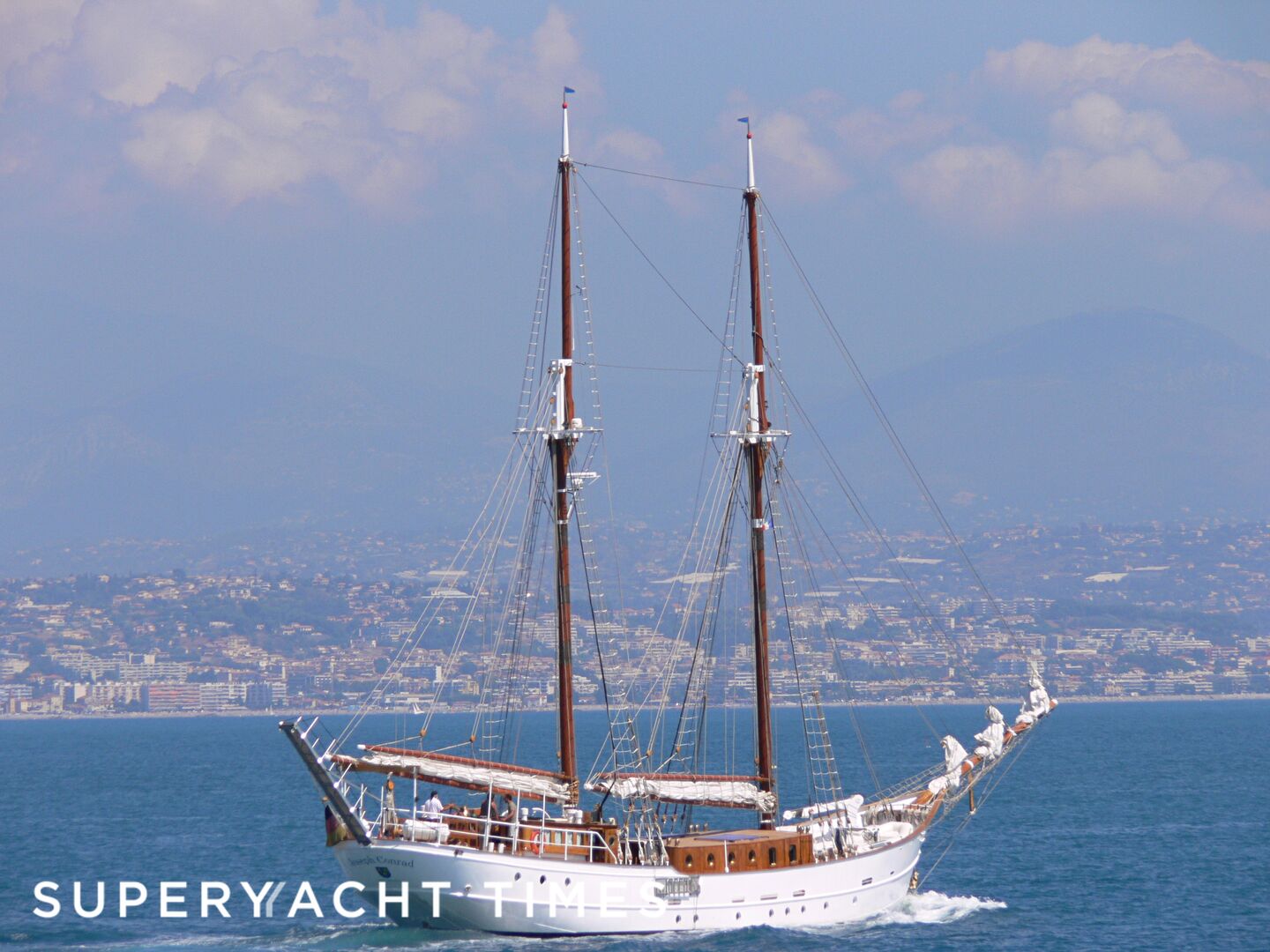 Joseph Conrad yacht leaving Antibes 