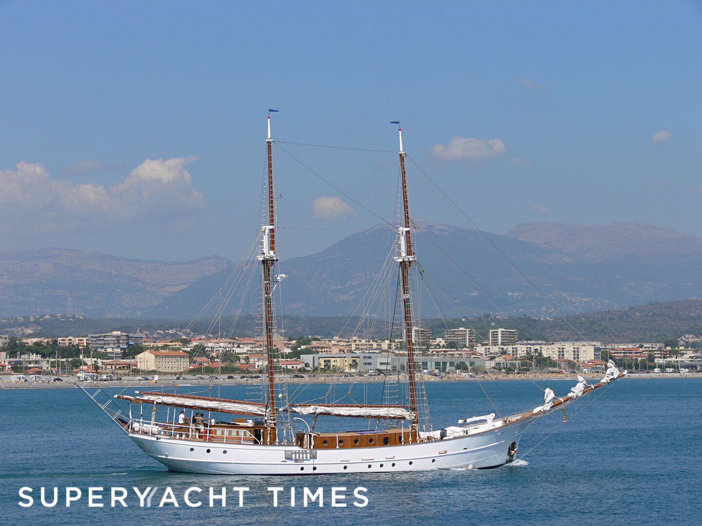 Joseph Conrad yacht leaving Antibes 