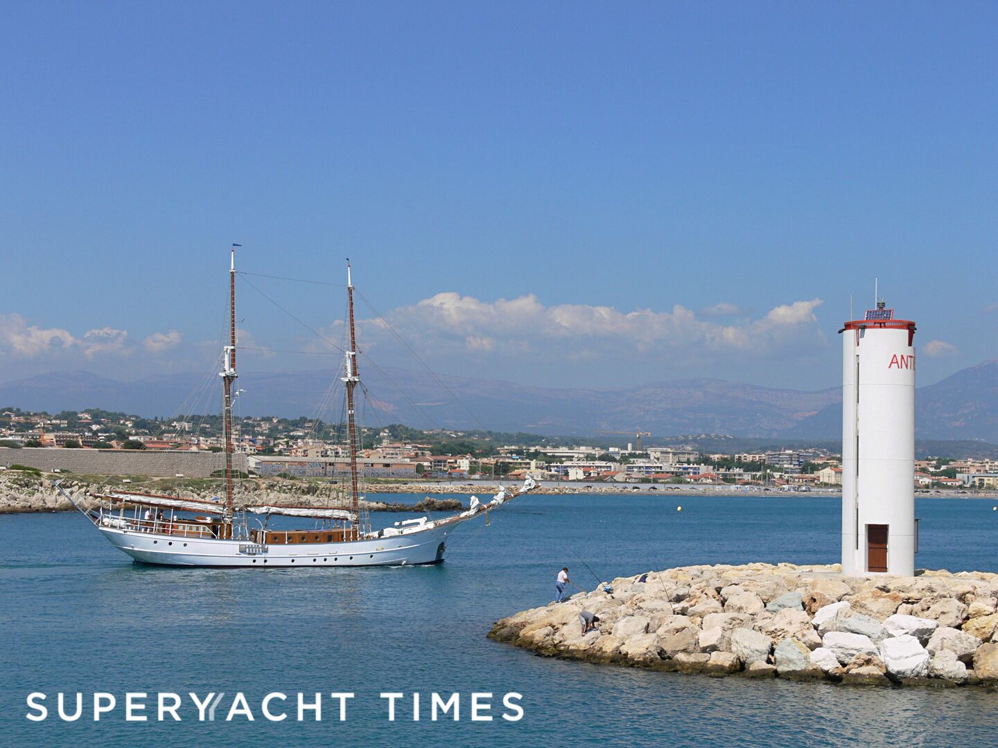 Joseph Conrad yacht leaving Antibes 