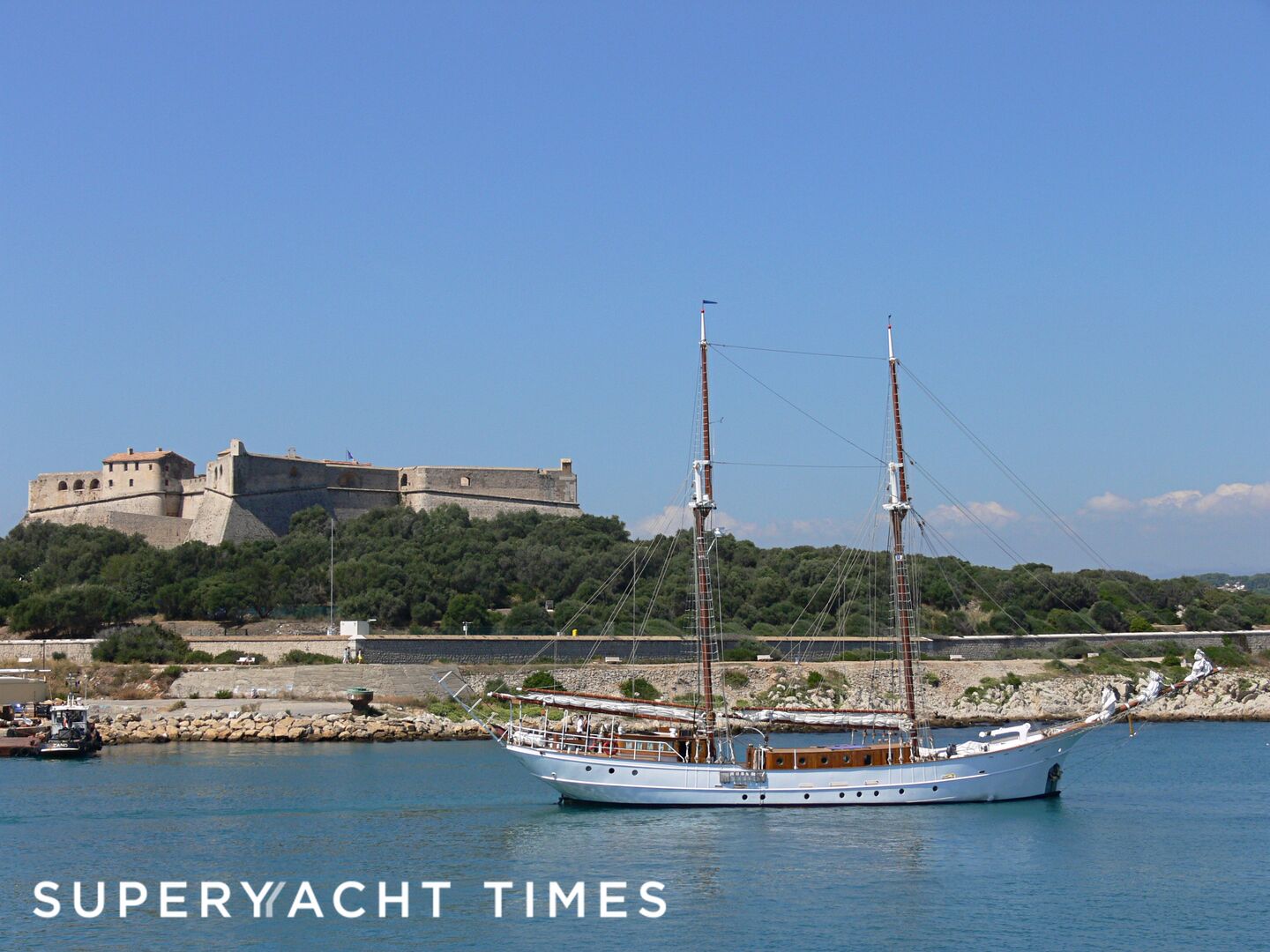 Joseph Conrad yacht leaving Antibes 