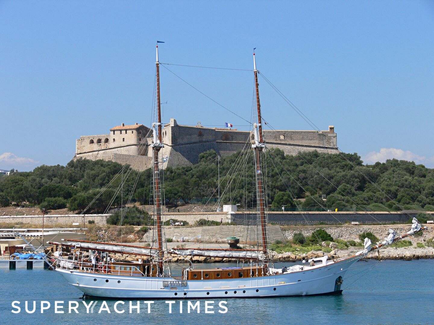 Joseph Conrad yacht leaving Antibes 