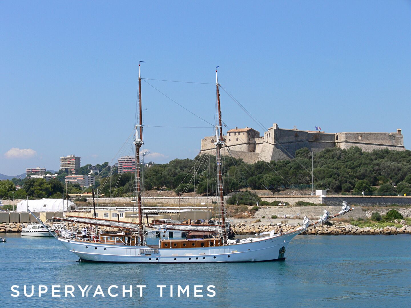 Joseph Conrad yacht leaving Antibes 