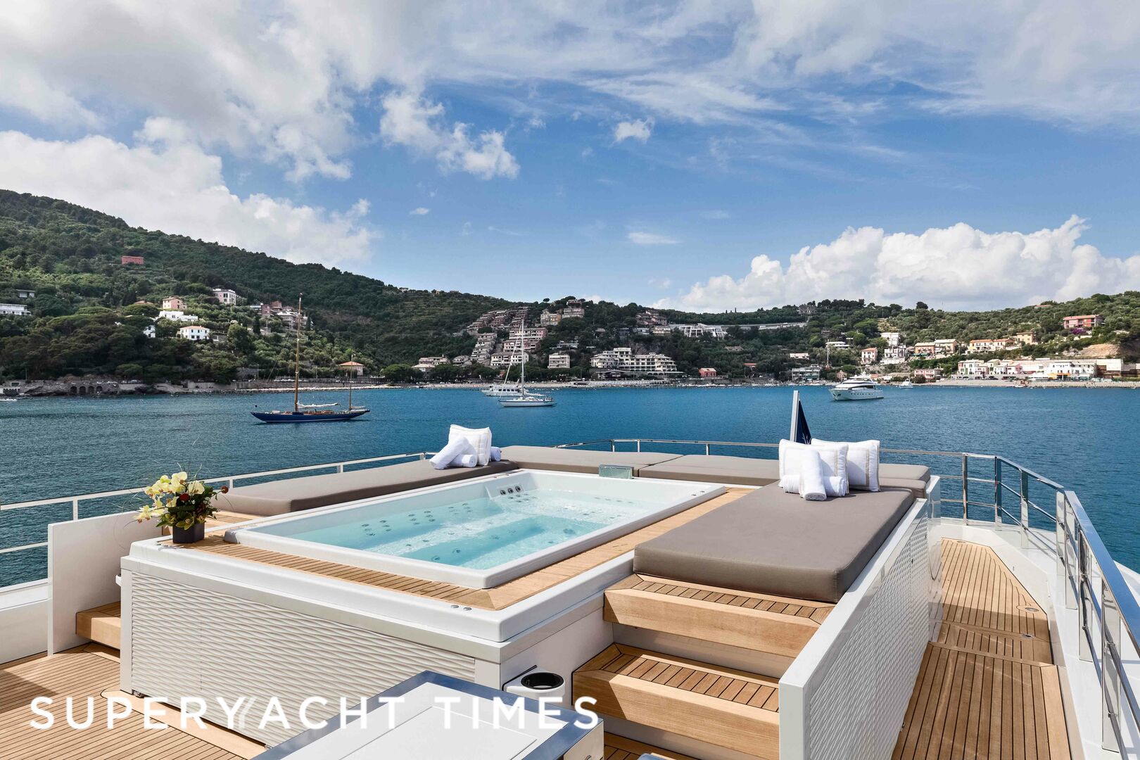 Nono yacht jacuzzi