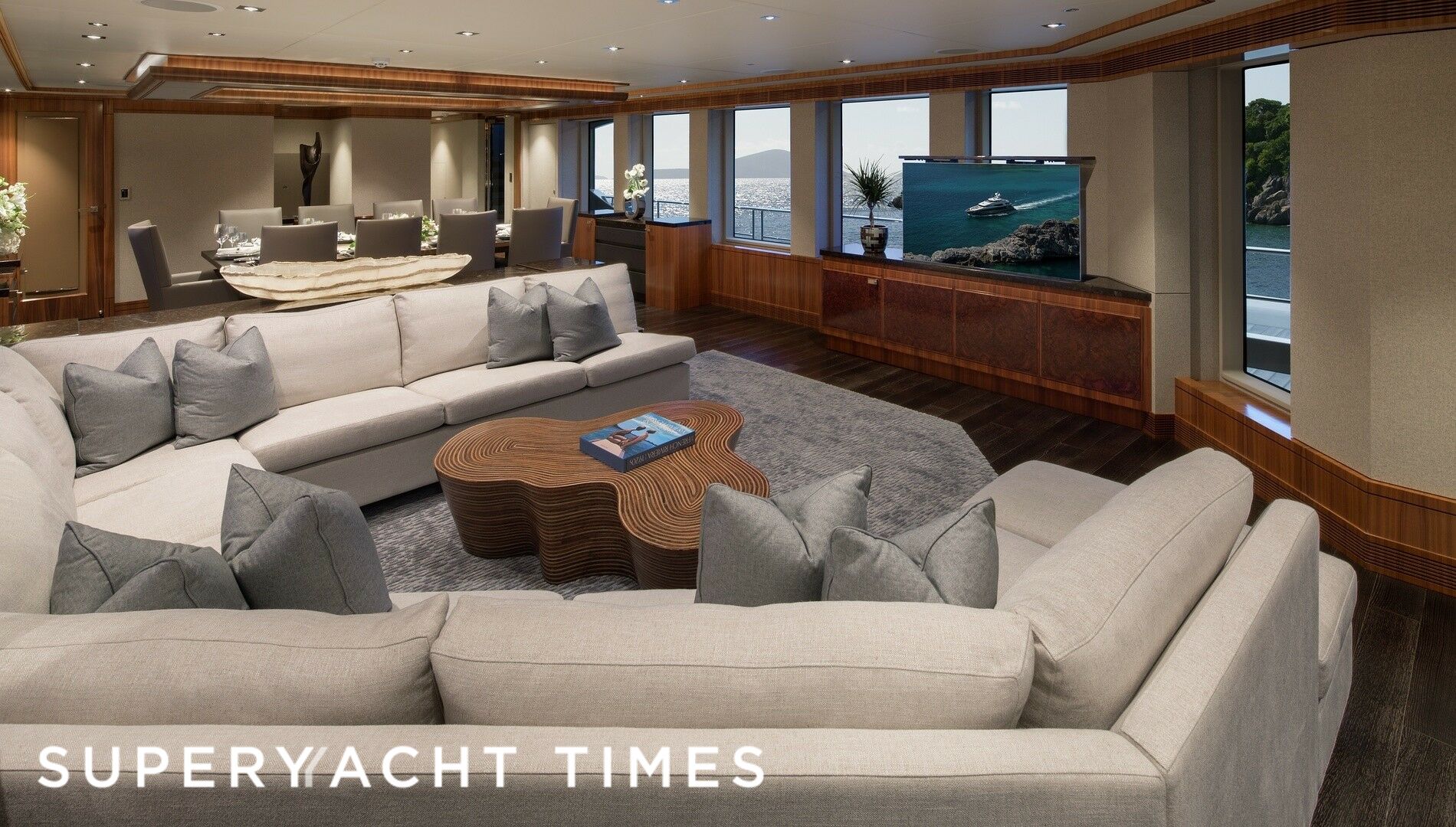 Muchos Mas yacht saloon