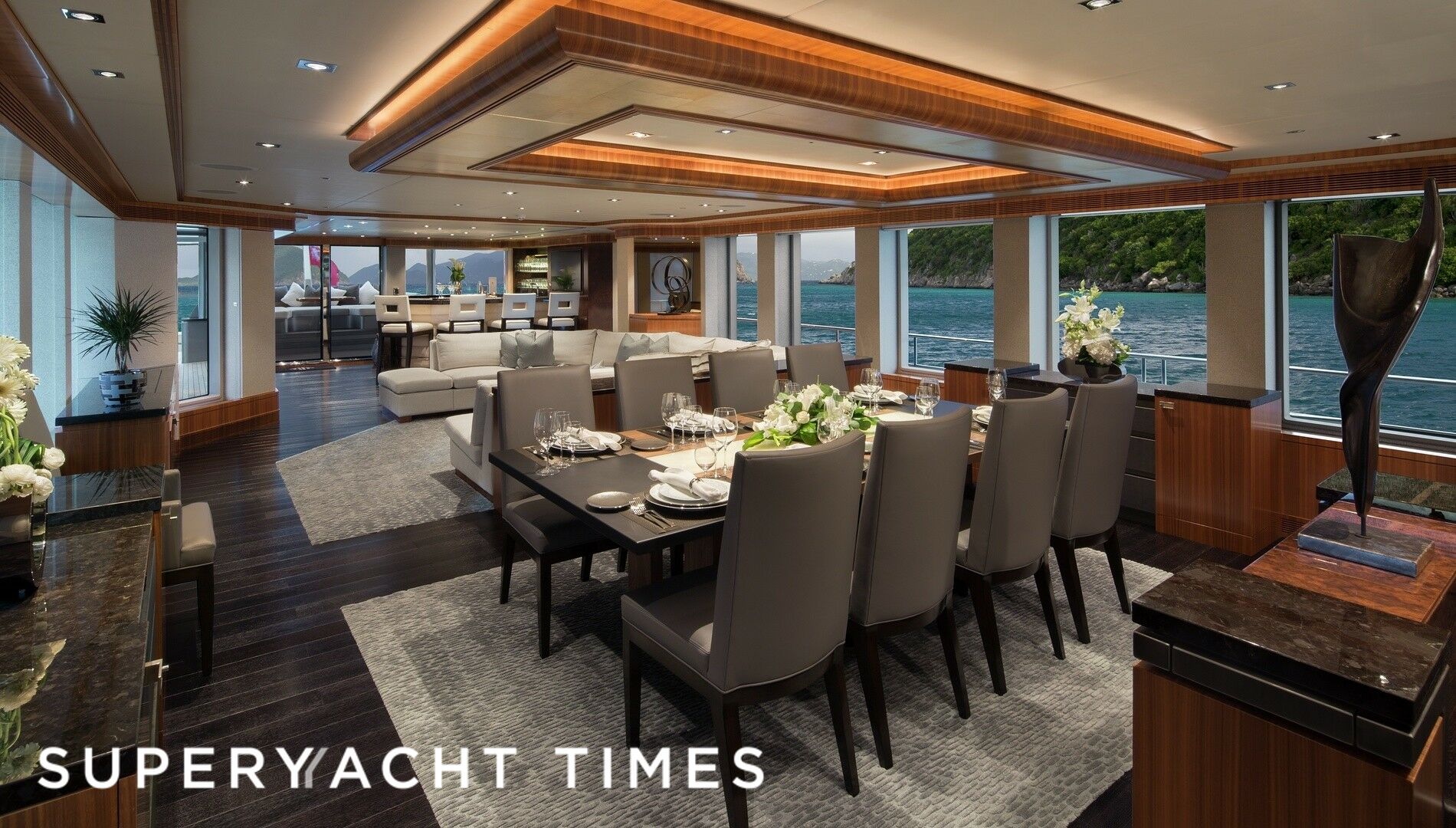 Muchos Mas yacht dinning