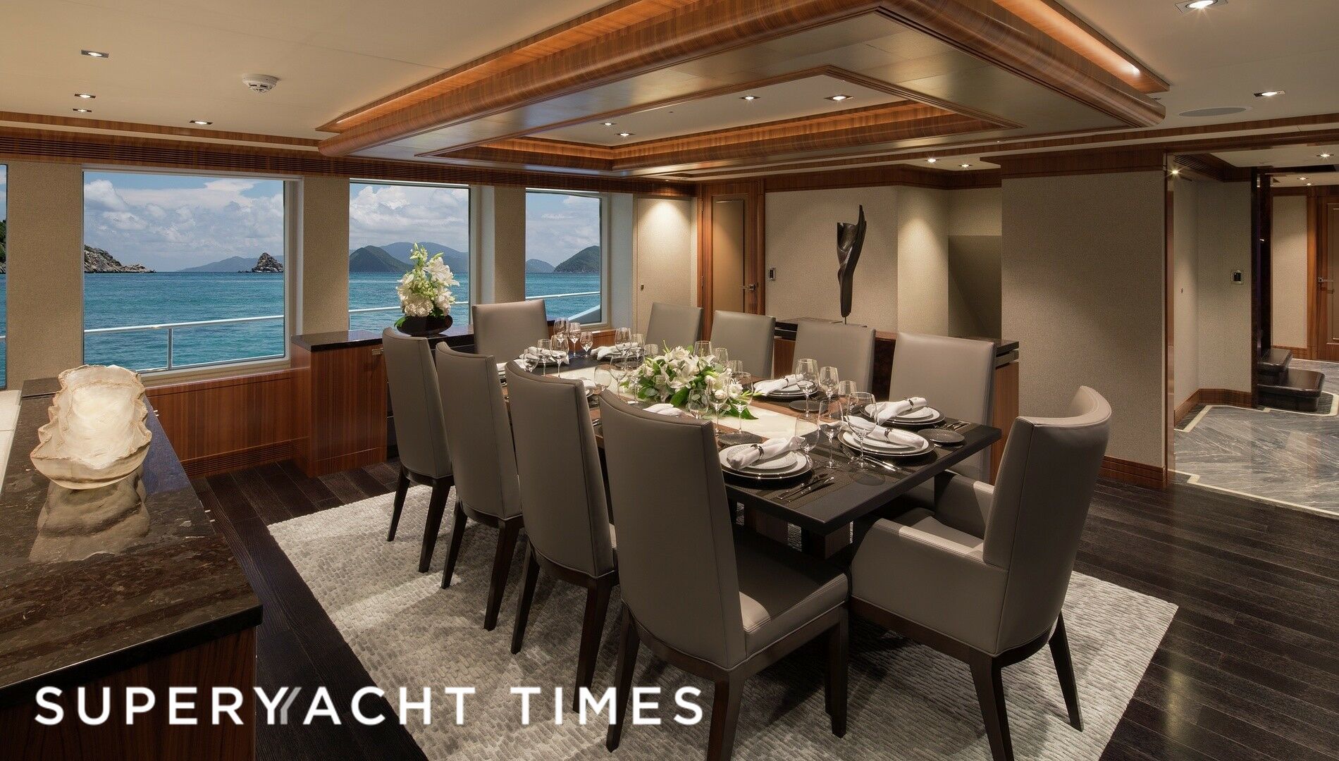 Muchos Mas yacht dinning