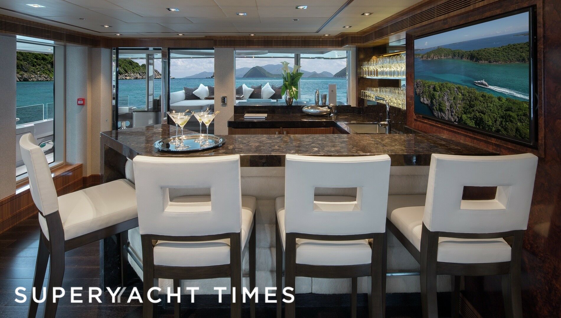 Muchos Mas yacht bar