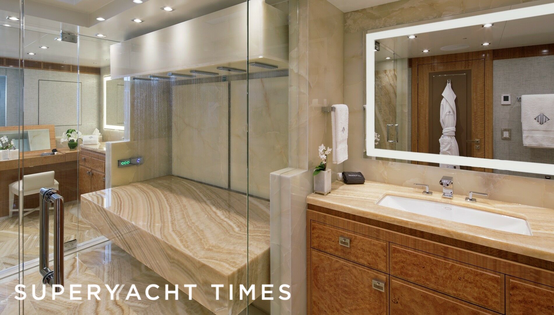 Muchos Mas yacht bathroom