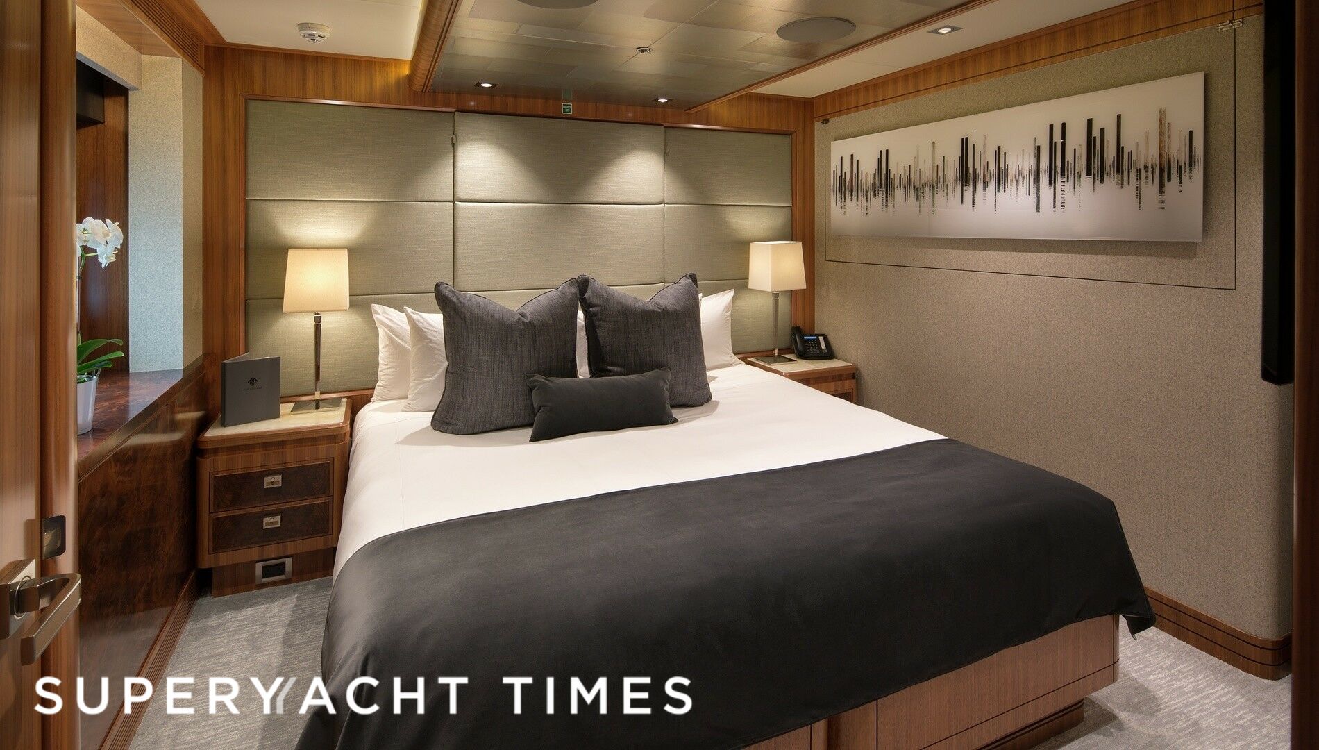 Muchos Mas yacht stateroom